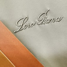 Loro Piana诺悠翩雅 2026秋季新款夹克外套,原单狠货 意大利进口面料时尚夹克外套。欧洲专柜同步,上身更随意大 Loro Piana诺悠翩雅 2026秋季新款夹克外套,原单狠货 意大利进口面料时尚夹克外套。欧洲专柜同步,上身更随意大