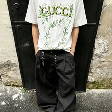Gucci古奇 2026新款短袖T恤!男女同款!走秀图案时尚休闲短袖T恤衫!设计logo设计!极具设计精选客供面料,手感 Gucci古奇 2026新款短袖T恤!男女同款!走秀图案时尚休闲短袖T恤衫!设计logo设计!极具设计精选客供面料,手感