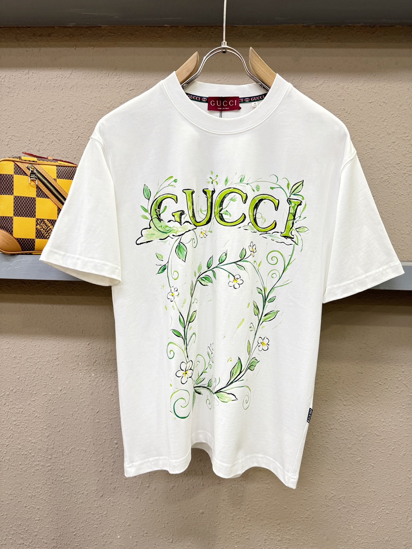 Gucci古奇 2026新款短袖T恤！男女同款！走秀图案时尚休闲短袖T恤衫！设计logo设计！极具设计精选客供面料，手感