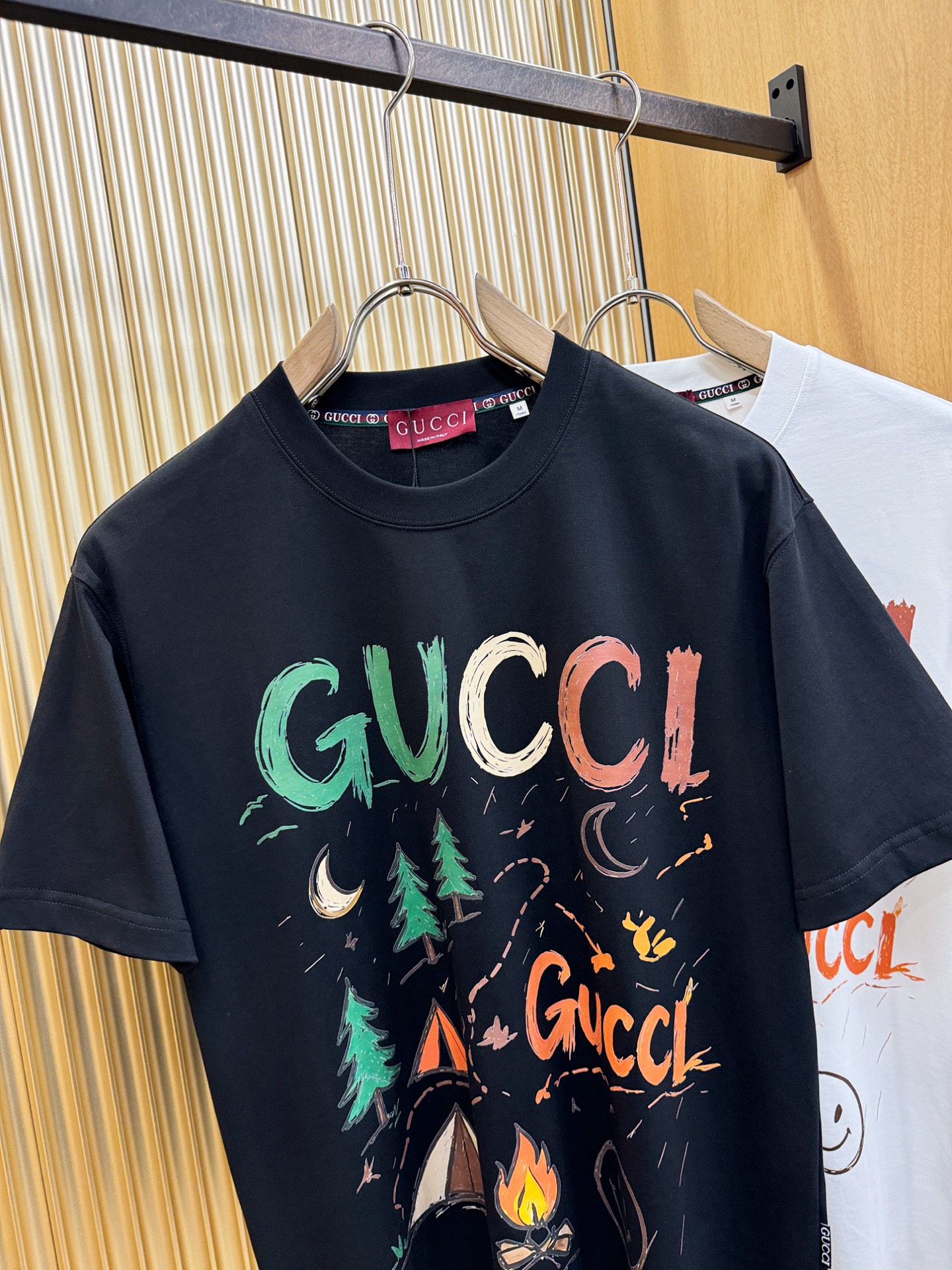 Gucci古奇2026新款短袖T恤！男女同款！走秀图案时尚休闲短袖T恤衫！设计logo设计！极具设计精选客供面料，手感柔