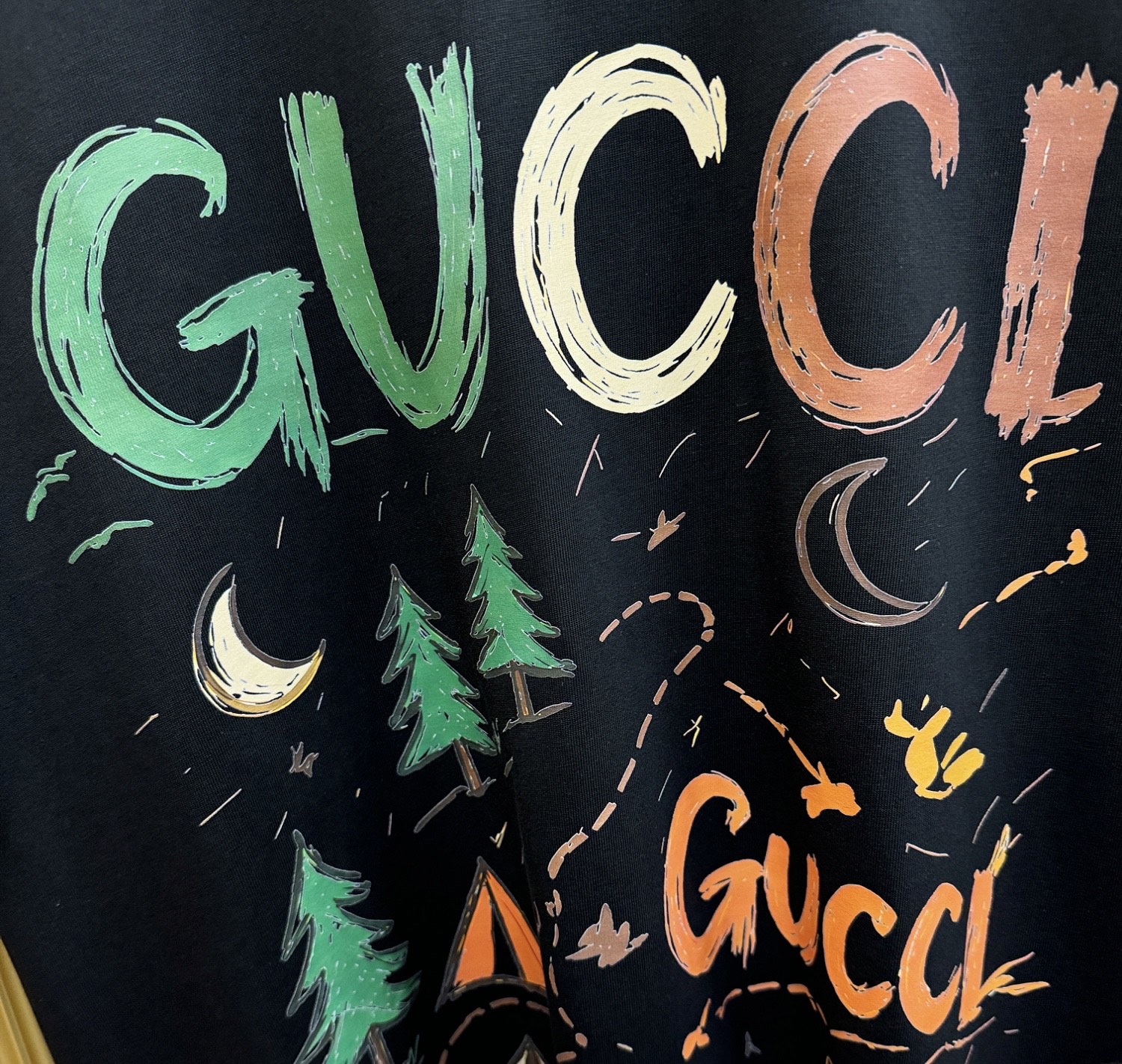 Gucci古奇2026新款短袖T恤！男女同款！走秀图案时尚休闲短袖T恤衫！设计logo设计！极具设计精选客供面料，手感柔