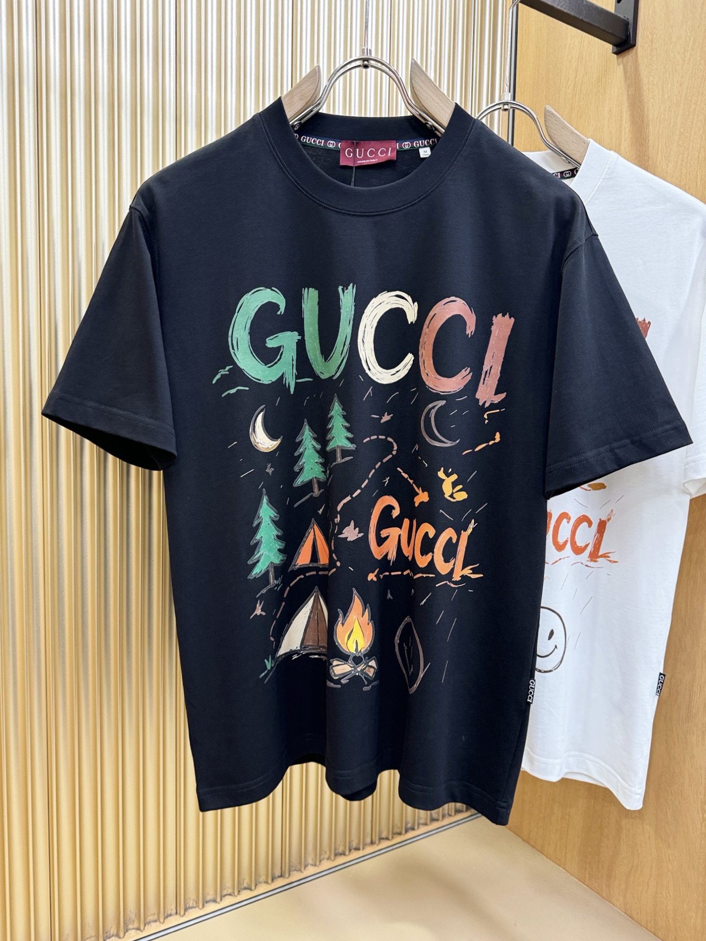 Gucci古奇2026新款短袖T恤！男女同款！走秀图案时尚休闲短袖T恤衫！设计logo设计！极具设计精选客供面料，手感柔