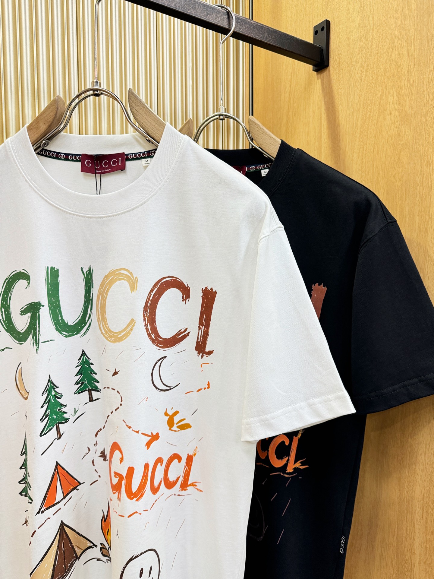 Gucci古奇2026新款短袖T恤！男女同款！走秀图案时尚休闲短袖T恤衫！设计logo设计！极具设计精选客供面料，手感柔