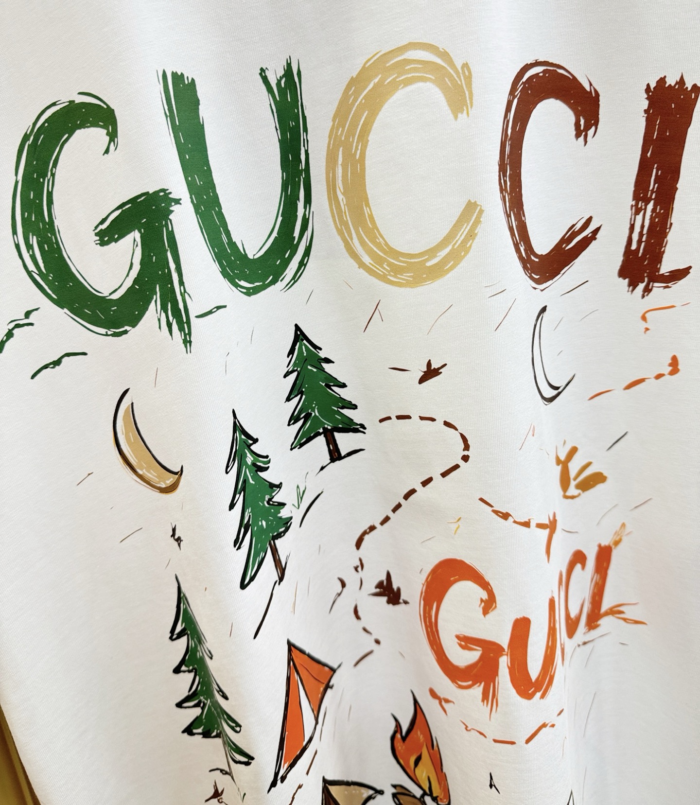 Gucci古奇2026新款短袖T恤！男女同款！走秀图案时尚休闲短袖T恤衫！设计logo设计！极具设计精选客供面料，手感柔