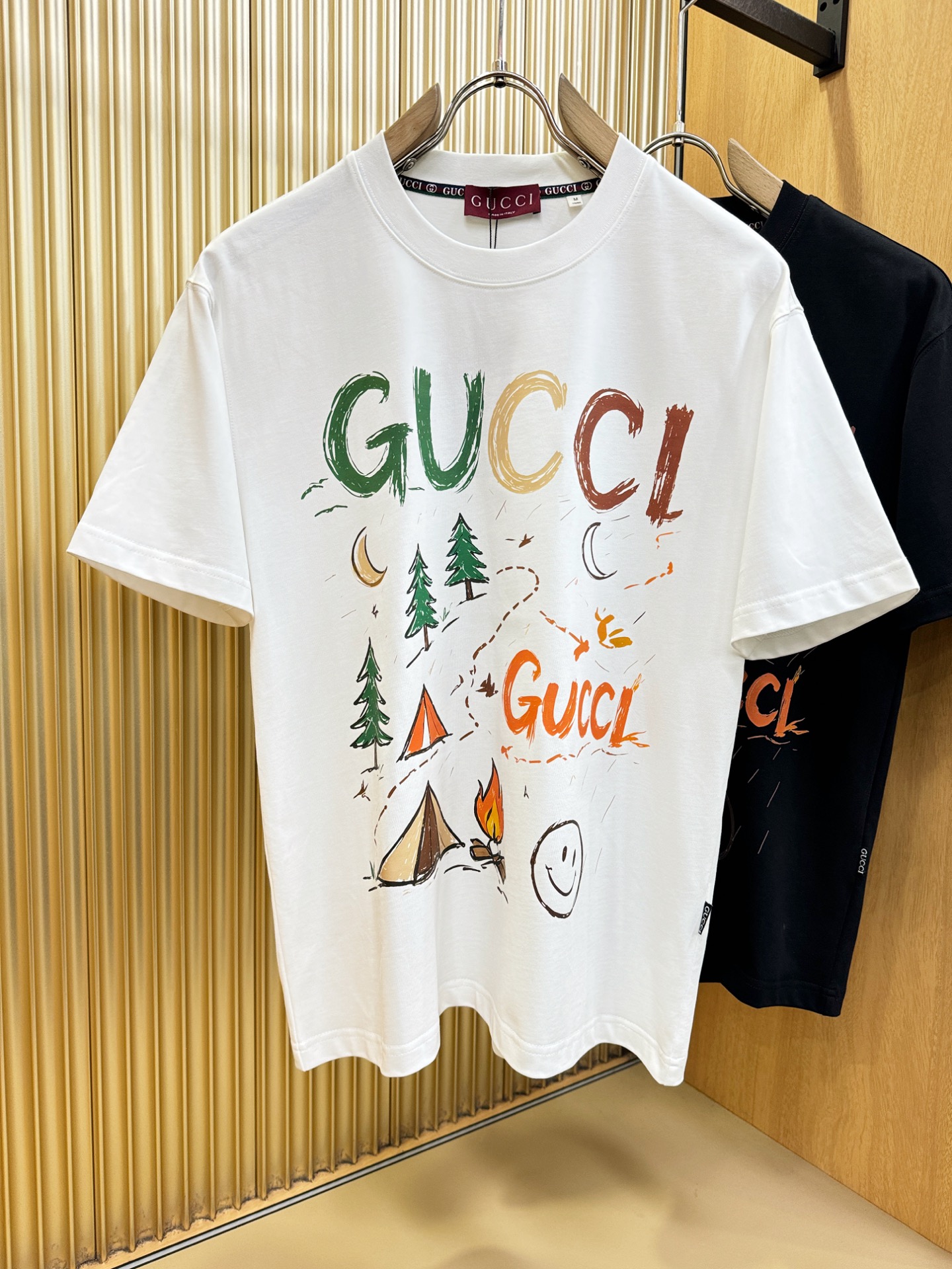 Gucci古奇2026新款短袖T恤！男女同款！走秀图案时尚休闲短袖T恤衫！设计logo设计！极具设计精选客供面料，手感柔