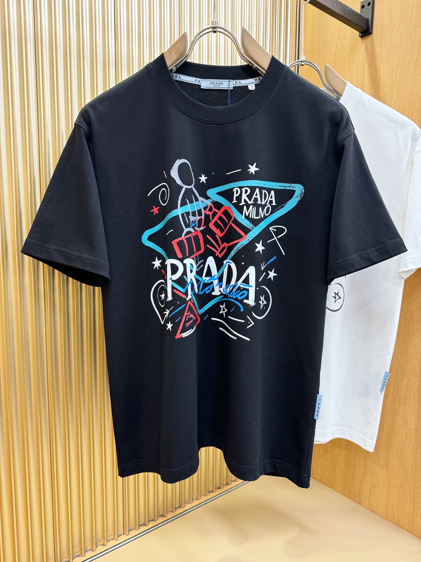 PRADA 普拉达 2026新款短袖T恤！男女同款！走秀图案时尚休闲短袖T恤衫！设计logo设计！极具设计精选客供面料，