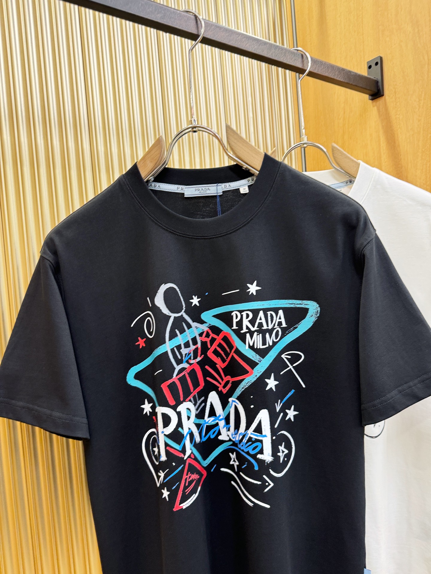 PRADA 普拉达 2026新款短袖T恤！男女同款！走秀图案时尚休闲短袖T恤衫！设计logo设计！极具设计精选客供面料，