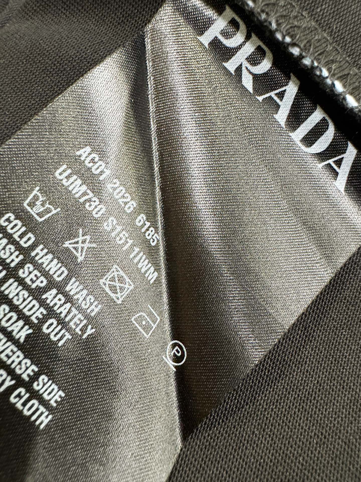 PRADA 普拉达 2026新款短袖T恤！男女同款！走秀图案时尚休闲短袖T恤衫！设计logo设计！极具设计精选客供面料，