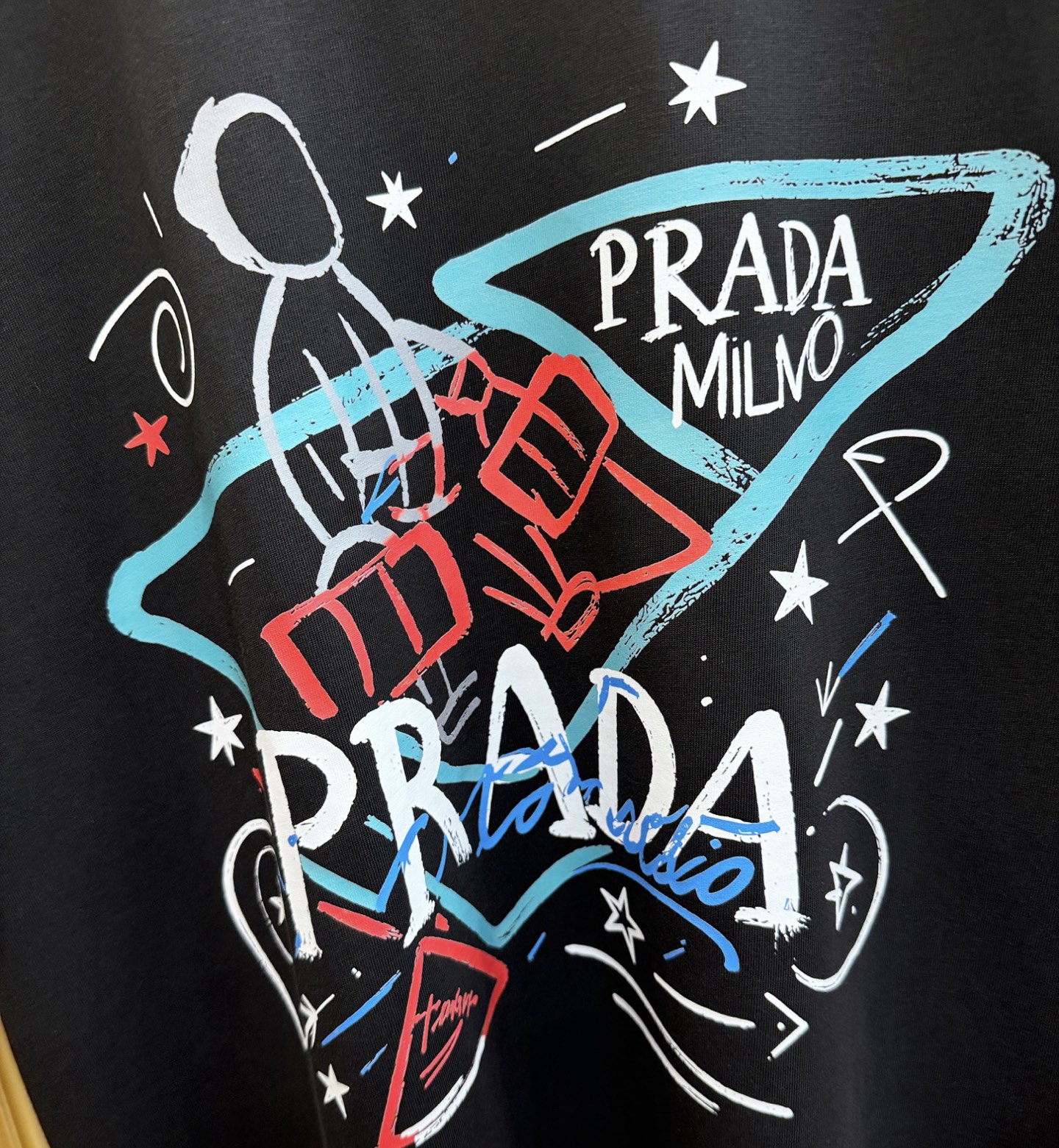 PRADA 普拉达 2026新款短袖T恤！男女同款！走秀图案时尚休闲短袖T恤衫！设计logo设计！极具设计精选客供面料，