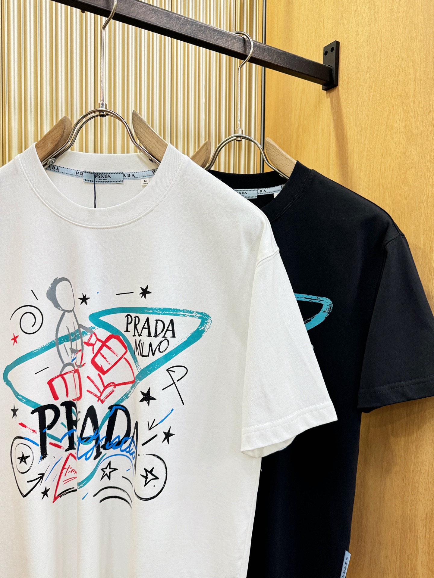 PRADA 普拉达 2026新款短袖T恤！男女同款！走秀图案时尚休闲短袖T恤衫！设计logo设计！极具设计精选客供面料，