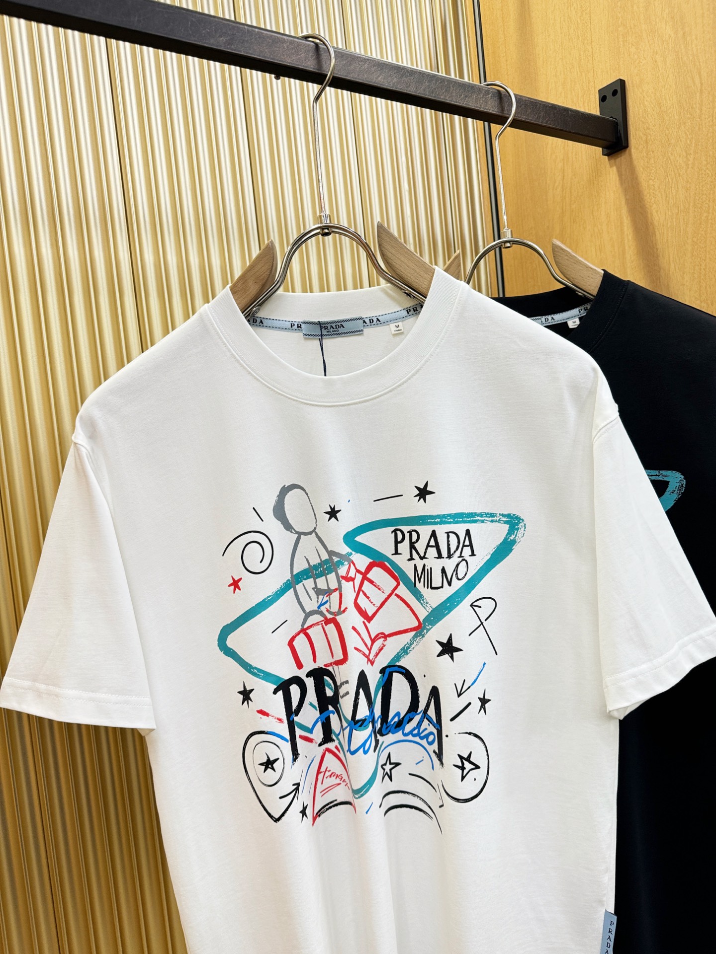 PRADA 普拉达 2026新款短袖T恤！男女同款！走秀图案时尚休闲短袖T恤衫！设计logo设计！极具设计精选客供面料，