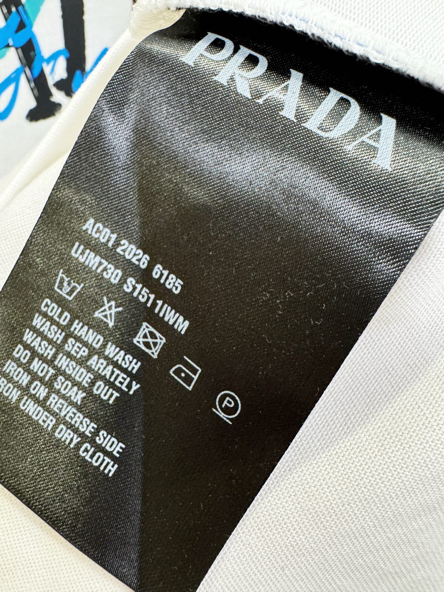 PRADA 普拉达 2026新款短袖T恤！男女同款！走秀图案时尚休闲短袖T恤衫！设计logo设计！极具设计精选客供面料，