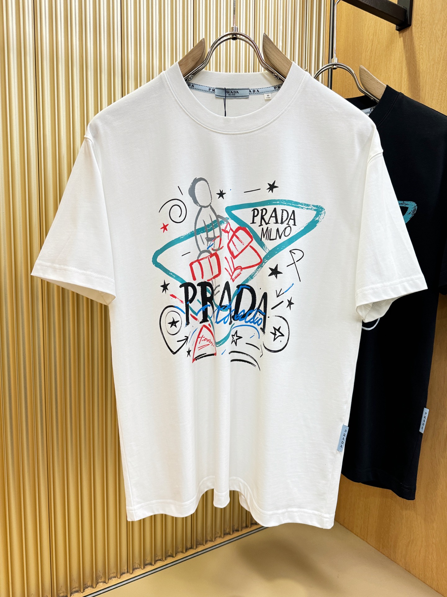 PRADA 普拉达 2026新款短袖T恤！男女同款！走秀图案时尚休闲短袖T恤衫！设计logo设计！极具设计精选客供面料，