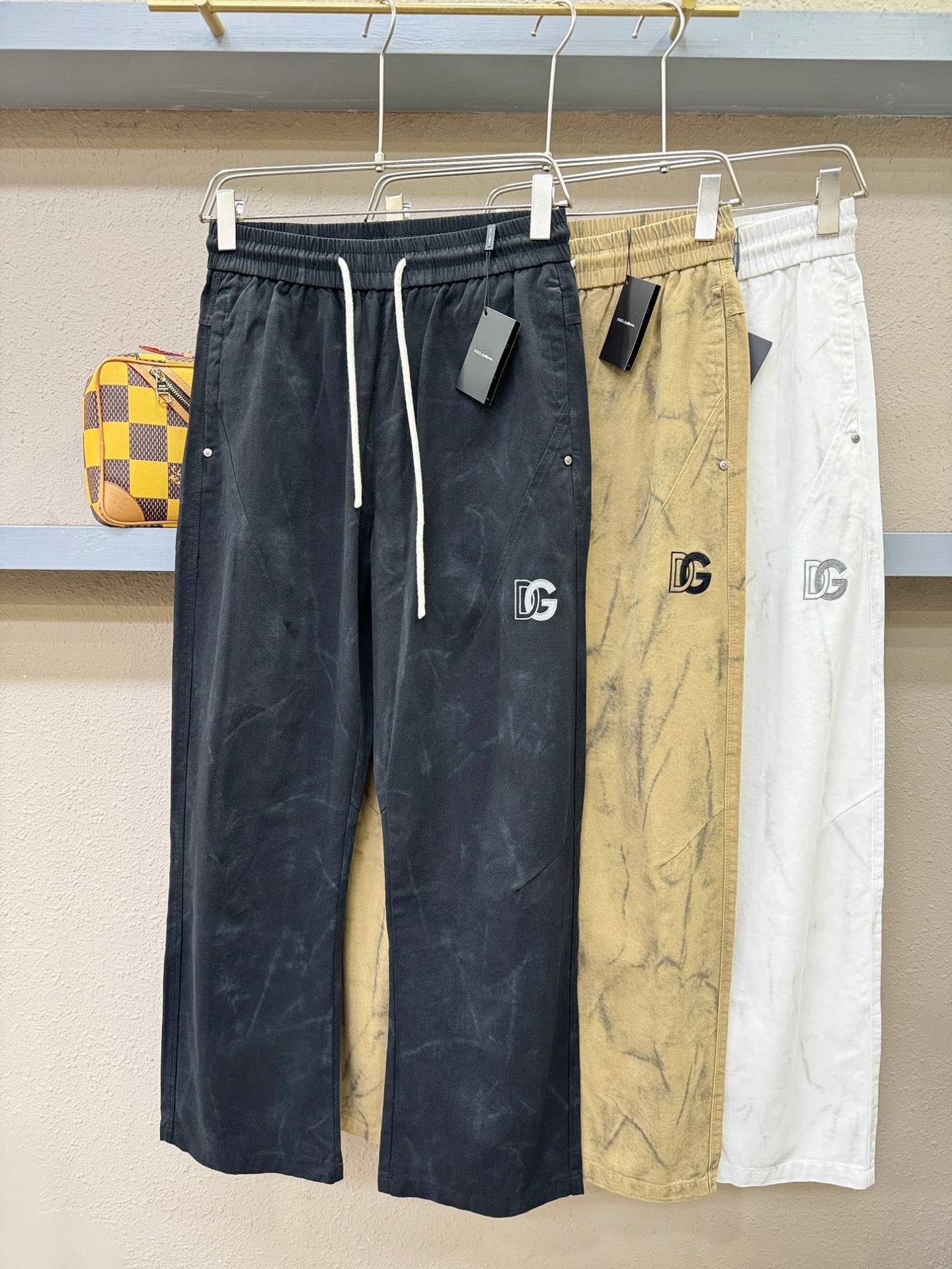 DG 休闲裤，精选面料，柔软舒适有质感，原版五金配件，非常炫酷，细节处理精致，上身效果超级无敌赞，潮流百搭。尚选面料匠心