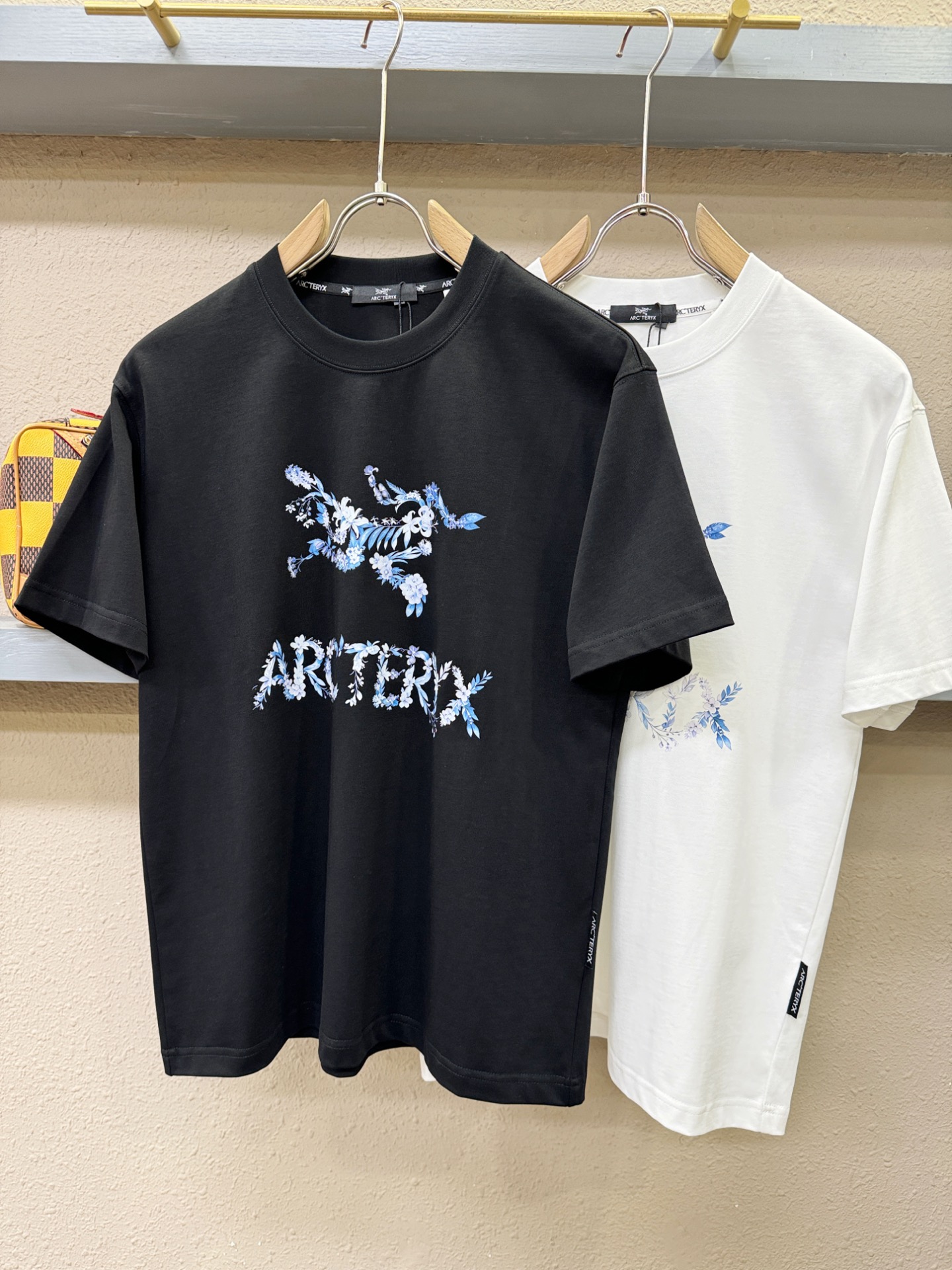 ARC‘TERYX/始祖鸟 2026新款短袖T恤！男女同款！走秀图案时尚休闲短袖T恤衫！设计logo设计！极具设计精选客