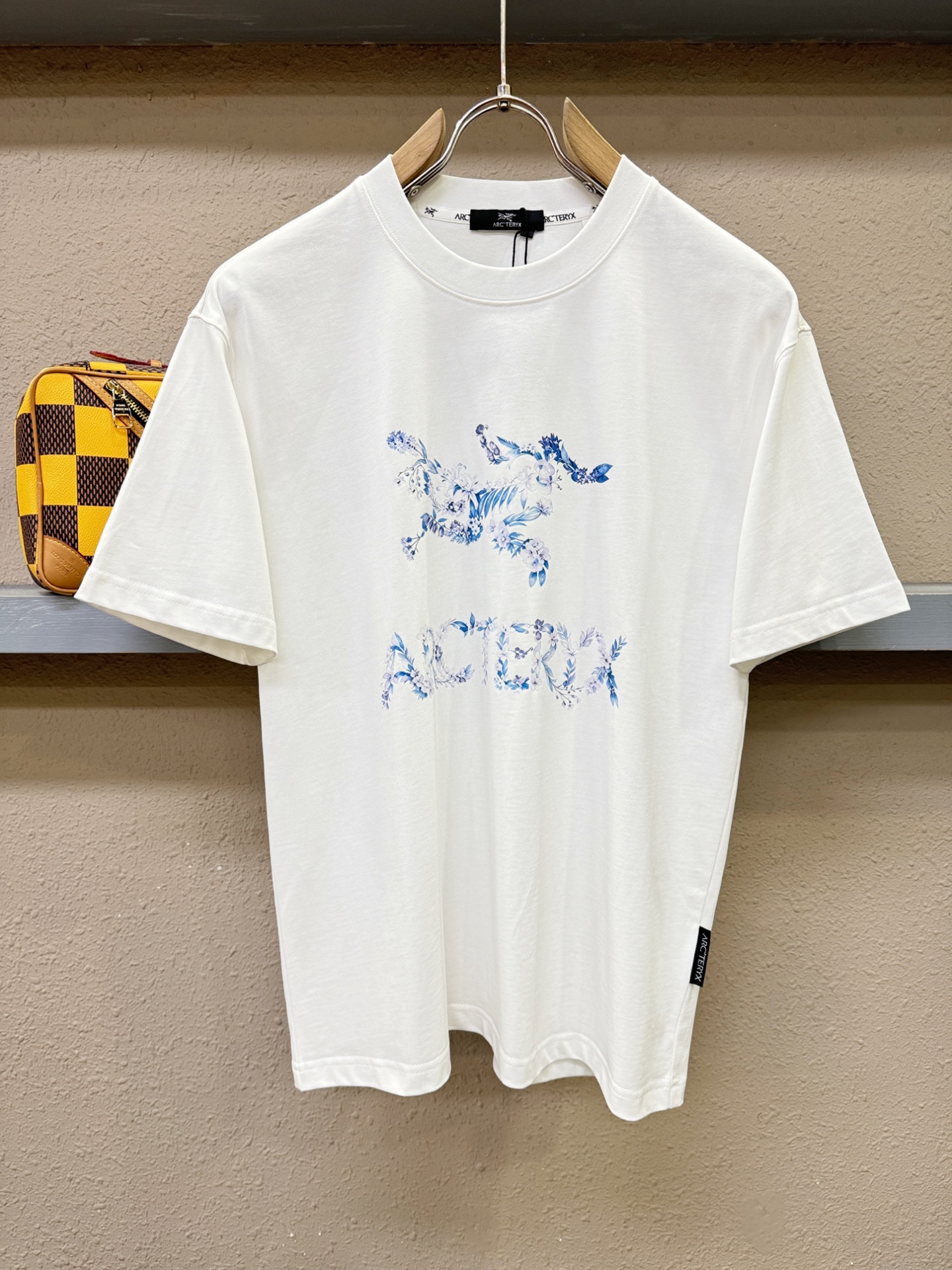 ARC‘TERYX/始祖鸟 2026新款短袖T恤！男女同款！走秀图案时尚休闲短袖T恤衫！设计logo设计！极具设计精选客