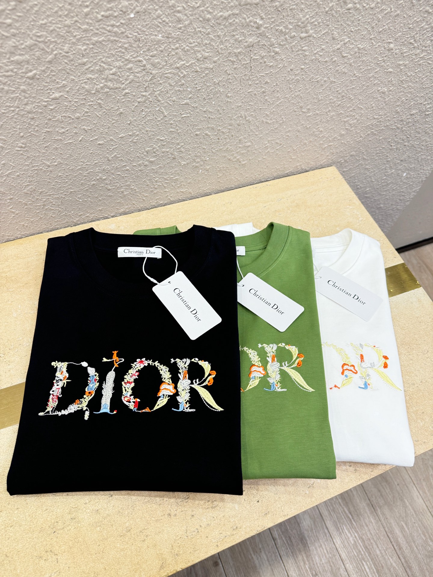 Dior迪奥2026新款短袖T恤！男女同款！走秀图案时尚休闲短袖T恤衫！设计logo设计！极具设计精选客供面料，手感柔软