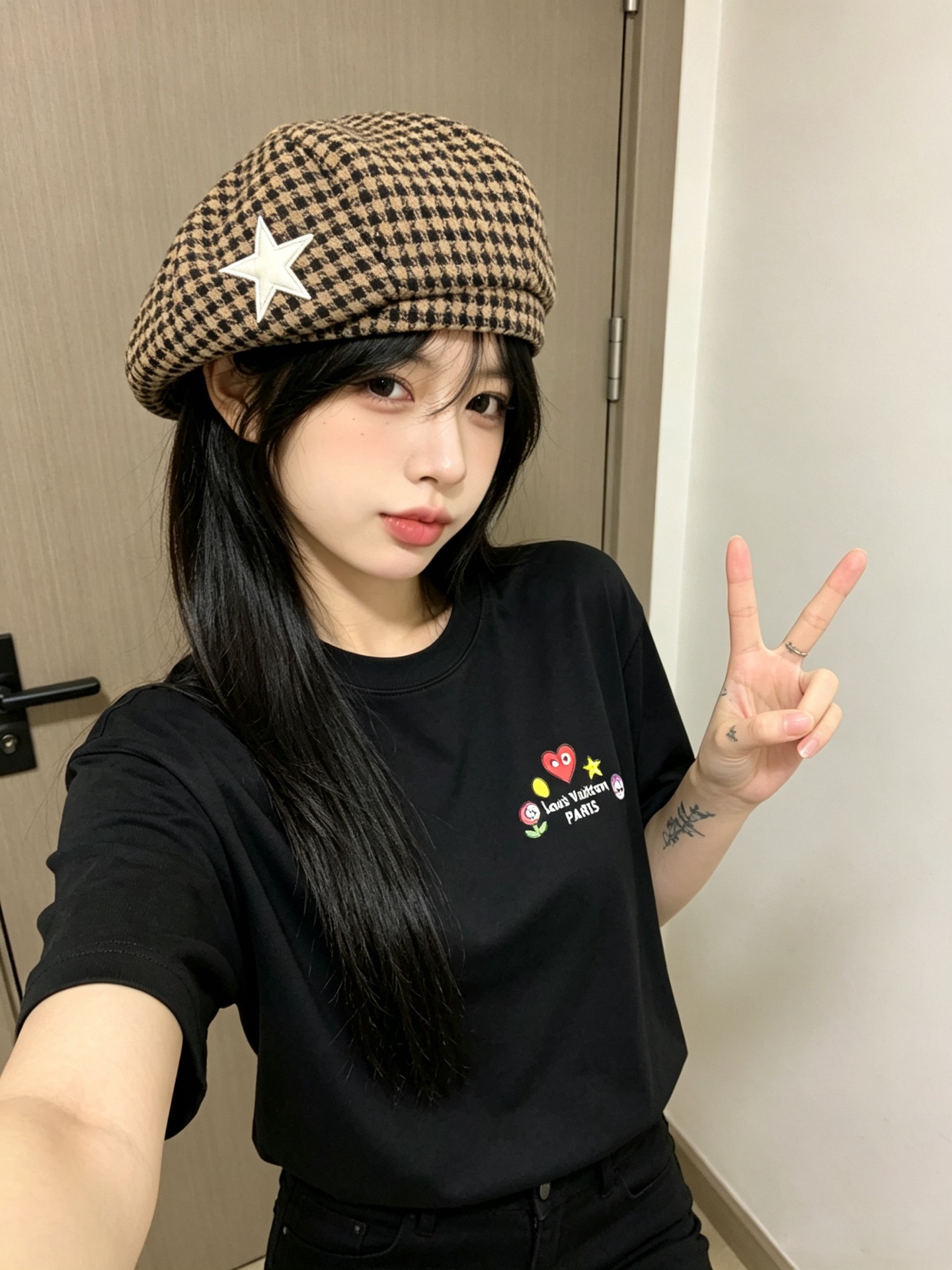 LV路易威登 2026新款短袖T恤!男女同款!走秀图案时尚休闲短袖T恤衫!设计logo设计!极具设计精选客供面料,手感柔 LV路易威登 2026新款短袖T恤!男女同款!走秀图案时尚休闲短袖T恤衫!设计logo设计!极具设计精选客供面料,手感柔