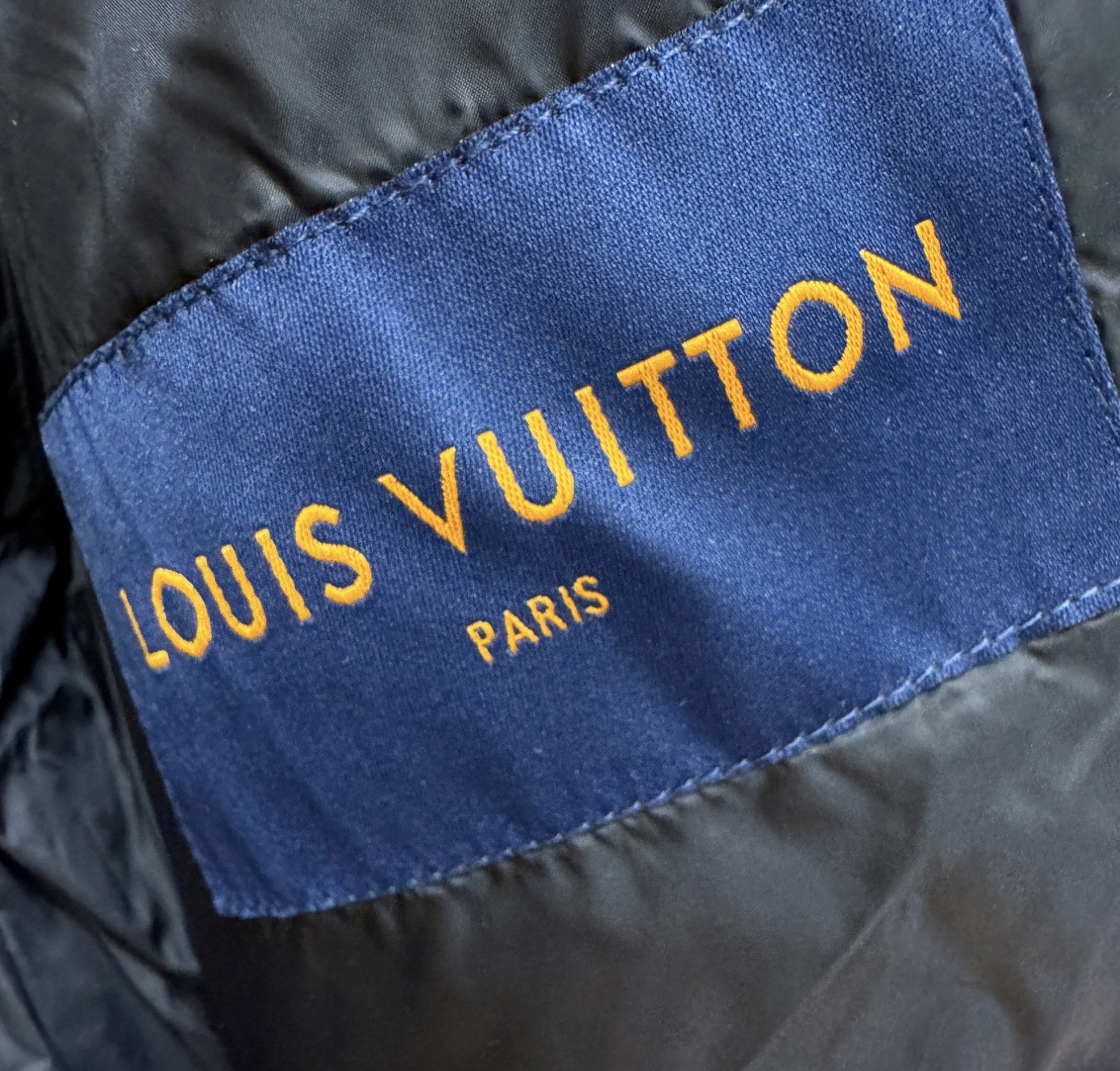 LV路易威登 2026新款羽绒服秀场新品，品相非常完美，专柜高科技防水面料，内里90%白鹅绒填充，舒适保暖，色泽饱满诱人