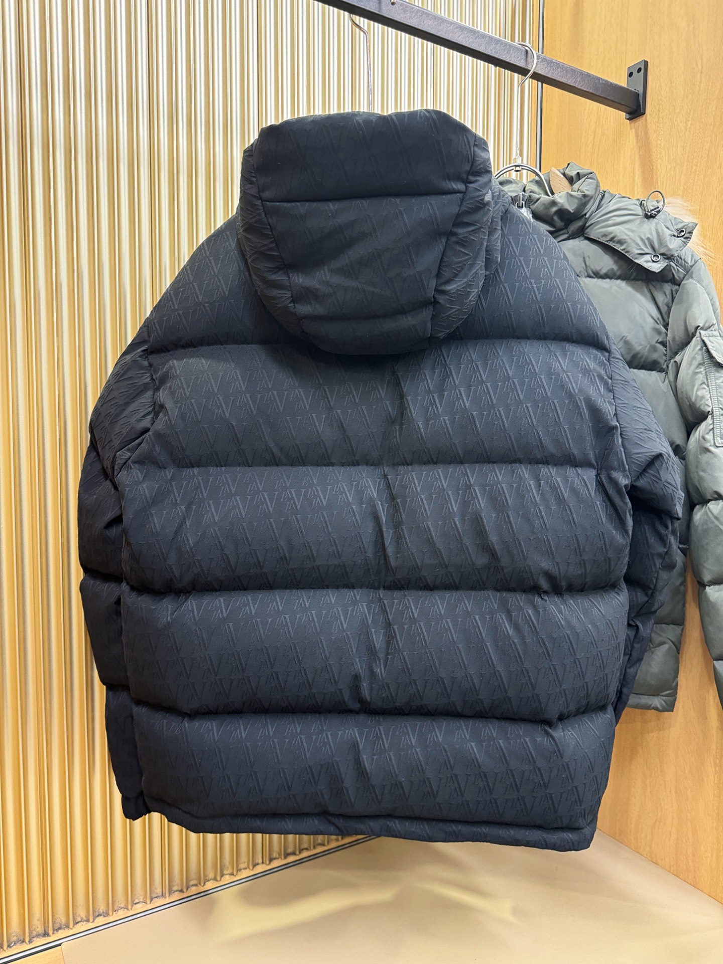 LV路易威登 2026新款羽绒服秀场新品，品相非常完美，专柜高科技防水面料，内里90%白鹅绒填充，舒适保暖，色泽饱满诱人