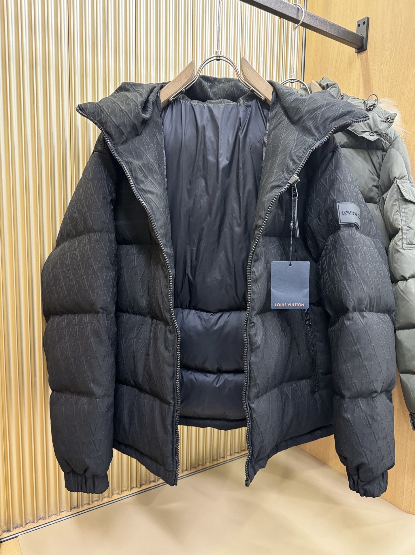 LV路易威登 2026新款羽绒服秀场新品，品相非常完美，专柜高科技防水面料，内里90%白鹅绒填充，舒适保暖，色泽饱满诱人