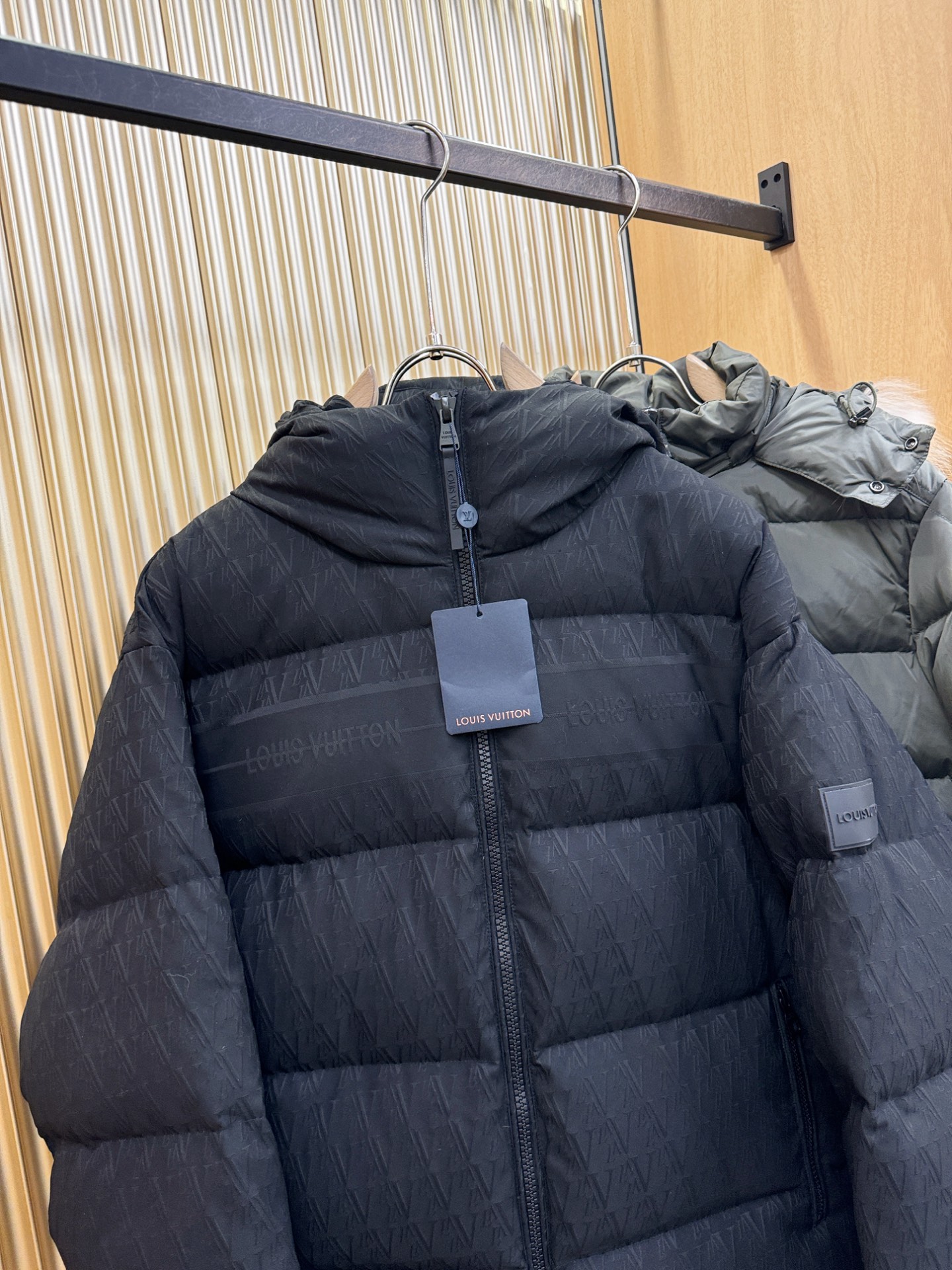 LV路易威登 2026新款羽绒服秀场新品，品相非常完美，专柜高科技防水面料，内里90%白鹅绒填充，舒适保暖，色泽饱满诱人