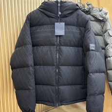 LV路易威登 2026新款羽绒服秀场新品,品相非常完美,专柜高科技防水面料,内里90%白鹅绒填充,舒适保暖,色泽饱满诱人 LV路易威登 2026新款羽绒服秀场新品,品相非常完美,专柜高科技防水面料,内里90%白鹅绒填充,舒适保暖,色泽饱满诱人
