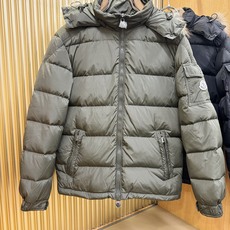 Moncler蒙口 2026新款羽绒服秀场新品,品相非常完美,专柜高科技防水面料,内里90%白鹅绒填充,舒适保暖,色泽饱 Moncler蒙口 2026新款羽绒服秀场新品,品相非常完美,专柜高科技防水面料,内里90%白鹅绒填充,舒适保暖,色泽饱