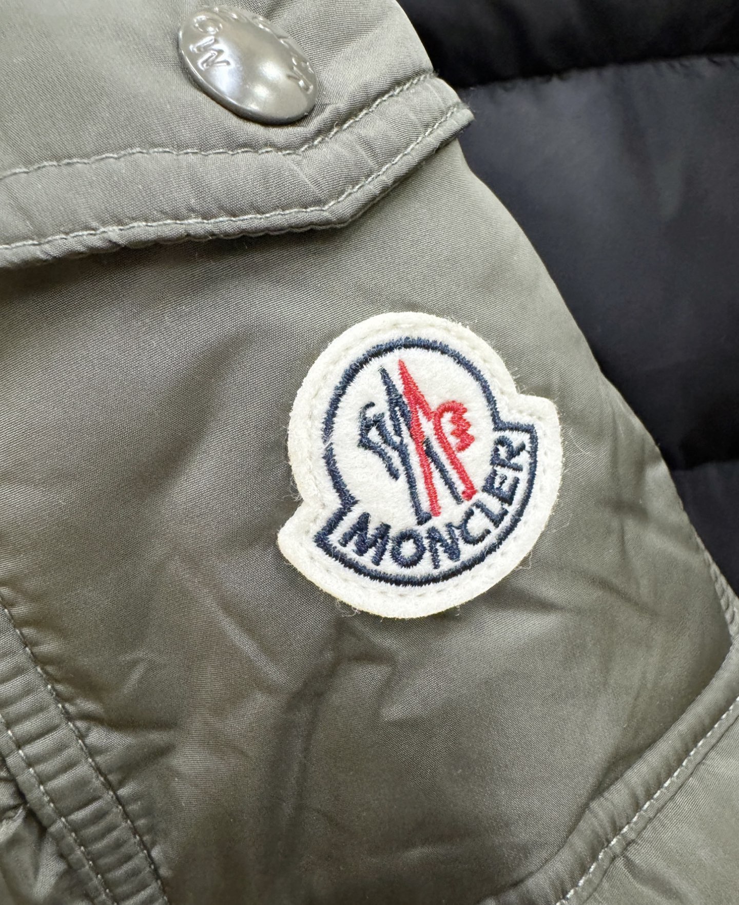 Moncler蒙口 2026新款羽绒服秀场新品，品相非常完美，专柜高科技防水面料，内里90%白鹅绒填充，舒适保暖，色泽饱