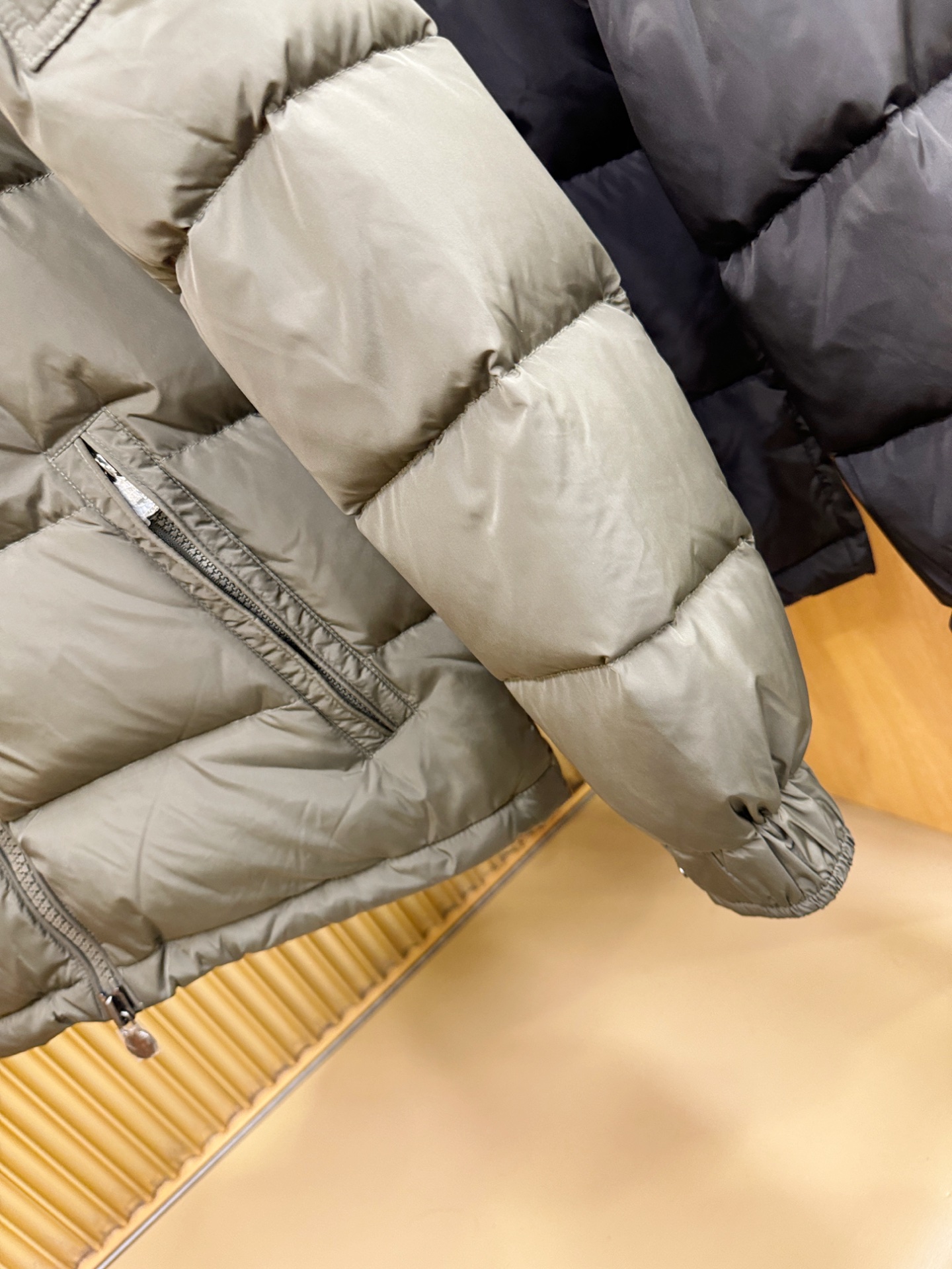 Moncler蒙口 2026新款羽绒服秀场新品，品相非常完美，专柜高科技防水面料，内里90%白鹅绒填充，舒适保暖，色泽饱