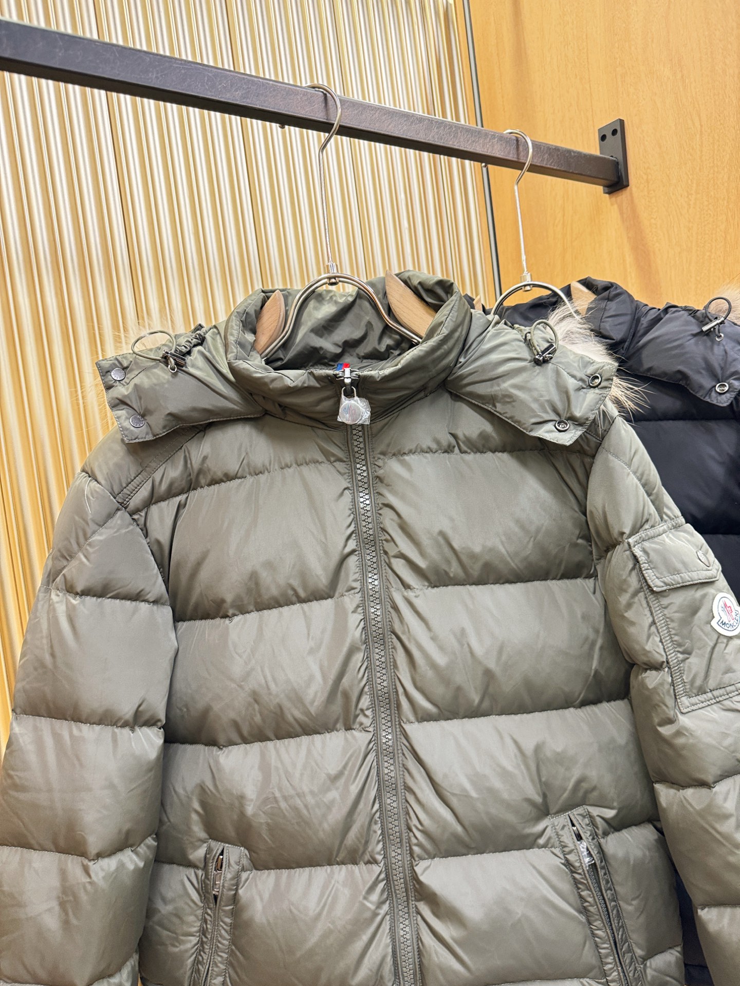 Moncler蒙口 2026新款羽绒服秀场新品，品相非常完美，专柜高科技防水面料，内里90%白鹅绒填充，舒适保暖，色泽饱