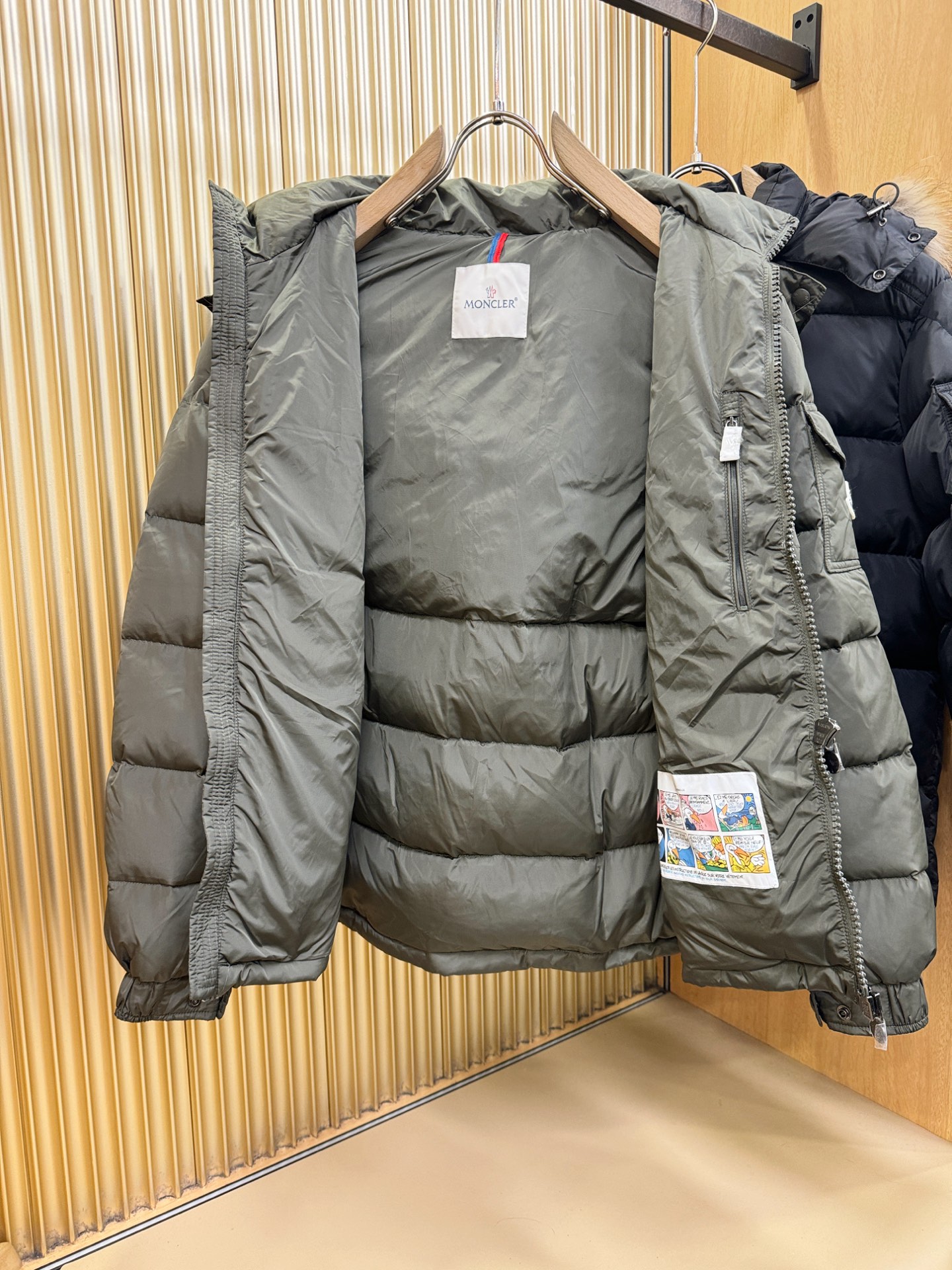 Moncler蒙口 2026新款羽绒服秀场新品，品相非常完美，专柜高科技防水面料，内里90%白鹅绒填充，舒适保暖，色泽饱