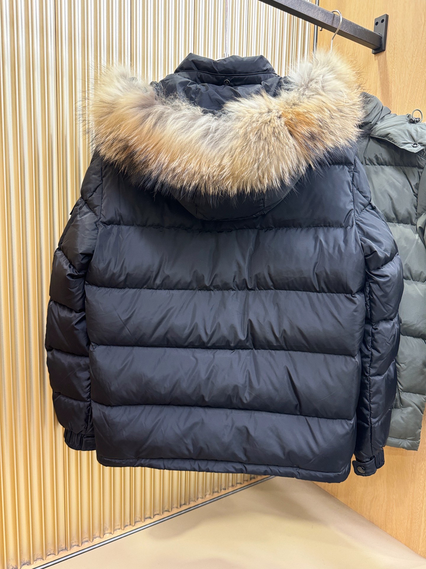 Moncler蒙口 2026新款羽绒服秀场新品，品相非常完美，专柜高科技防水面料，内里90%白鹅绒填充，舒适保暖，色泽饱
