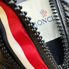 Moncler蒙口 2026新款羽绒服秀场新品,品相非常完美,专柜高科技防水面料,内里90%白鹅绒填充,舒适保暖,色泽饱 Moncler蒙口 2026新款羽绒服秀场新品,品相非常完美,专柜高科技防水面料,内里90%白鹅绒填充,舒适保暖,色泽饱