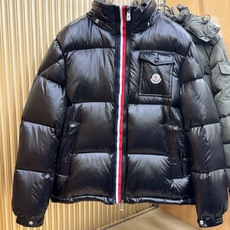 Moncler蒙口 2026新款羽绒服秀场新品,品相非常完美,专柜高科技防水面料,内里90%白鹅绒填充,舒适保暖,色泽饱 Moncler蒙口 2026新款羽绒服秀场新品,品相非常完美,专柜高科技防水面料,内里90%白鹅绒填充,舒适保暖,色泽饱