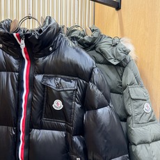 Moncler蒙口 2026新款羽绒服秀场新品,品相非常完美,专柜高科技防水面料,内里90%白鹅绒填充,舒适保暖,色泽饱 Moncler蒙口 2026新款羽绒服秀场新品,品相非常完美,专柜高科技防水面料,内里90%白鹅绒填充,舒适保暖,色泽饱