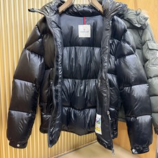 Moncler蒙口 2026新款羽绒服秀场新品,品相非常完美,专柜高科技防水面料,内里90%白鹅绒填充,舒适保暖,色泽饱 Moncler蒙口 2026新款羽绒服秀场新品,品相非常完美,专柜高科技防水面料,内里90%白鹅绒填充,舒适保暖,色泽饱