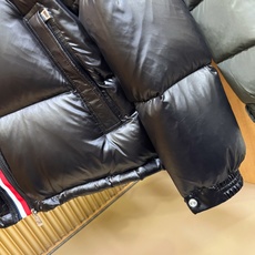 Moncler蒙口 2026新款羽绒服秀场新品,品相非常完美,专柜高科技防水面料,内里90%白鹅绒填充,舒适保暖,色泽饱 Moncler蒙口 2026新款羽绒服秀场新品,品相非常完美,专柜高科技防水面料,内里90%白鹅绒填充,舒适保暖,色泽饱