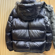 Moncler蒙口 2026新款羽绒服秀场新品,品相非常完美,专柜高科技防水面料,内里90%白鹅绒填充,舒适保暖,色泽饱 Moncler蒙口 2026新款羽绒服秀场新品,品相非常完美,专柜高科技防水面料,内里90%白鹅绒填充,舒适保暖,色泽饱