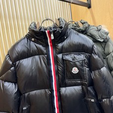 Moncler蒙口 2026新款羽绒服秀场新品,品相非常完美,专柜高科技防水面料,内里90%白鹅绒填充,舒适保暖,色泽饱 Moncler蒙口 2026新款羽绒服秀场新品,品相非常完美,专柜高科技防水面料,内里90%白鹅绒填充,舒适保暖,色泽饱
