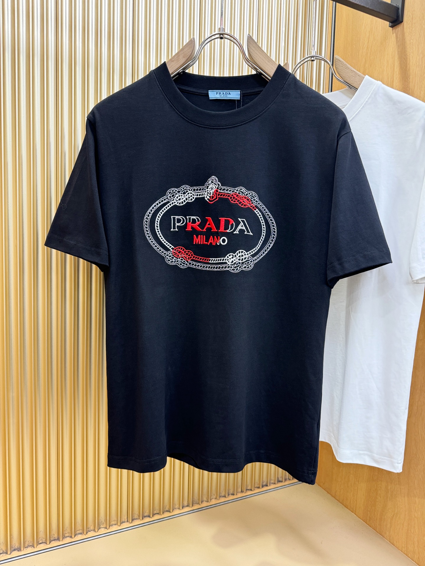 PRADA普拉达 2026新款短袖T恤！男女同款！走秀图案时尚休闲短袖T恤衫！设计logo设计！极具设计精选客供面料，手