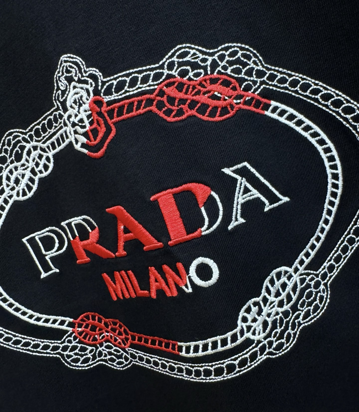 PRADA普拉达 2026新款短袖T恤！男女同款！走秀图案时尚休闲短袖T恤衫！设计logo设计！极具设计精选客供面料，手