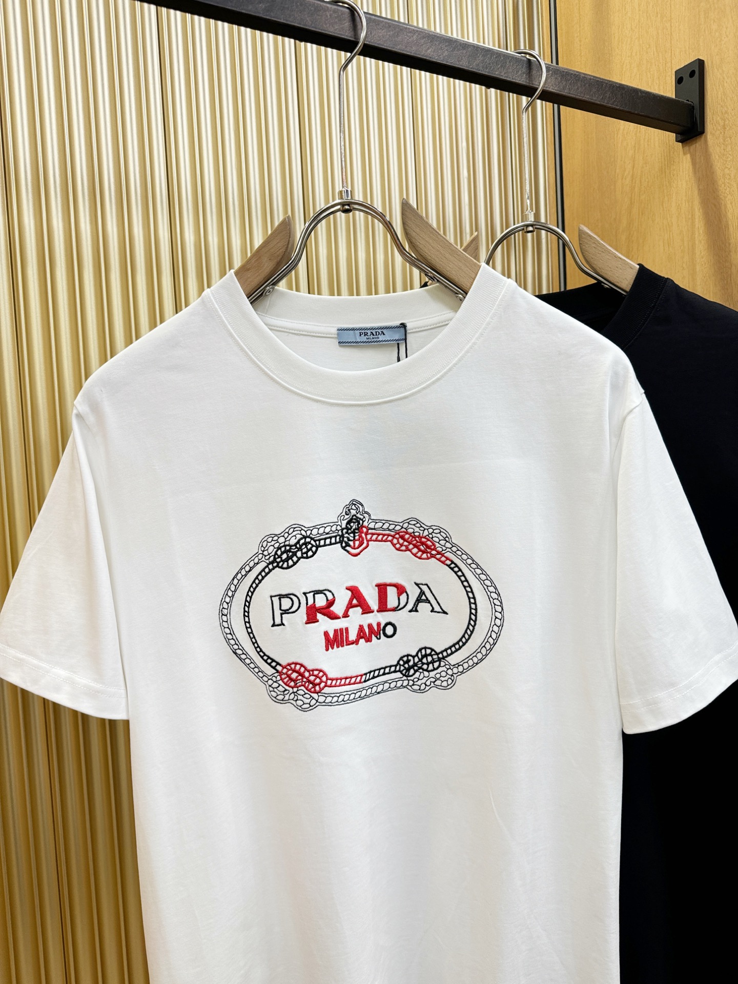 PRADA普拉达 2026新款短袖T恤！男女同款！走秀图案时尚休闲短袖T恤衫！设计logo设计！极具设计精选客供面料，手