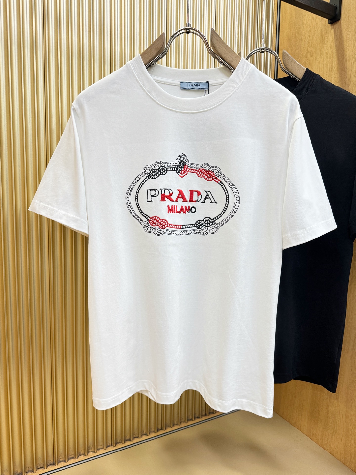 PRADA普拉达 2026新款短袖T恤！男女同款！走秀图案时尚休闲短袖T恤衫！设计logo设计！极具设计精选客供面料，手