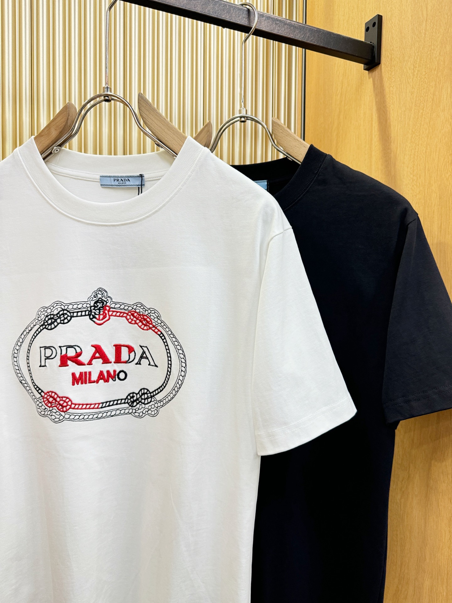 PRADA普拉达 2026新款短袖T恤！男女同款！走秀图案时尚休闲短袖T恤衫！设计logo设计！极具设计精选客供面料，手