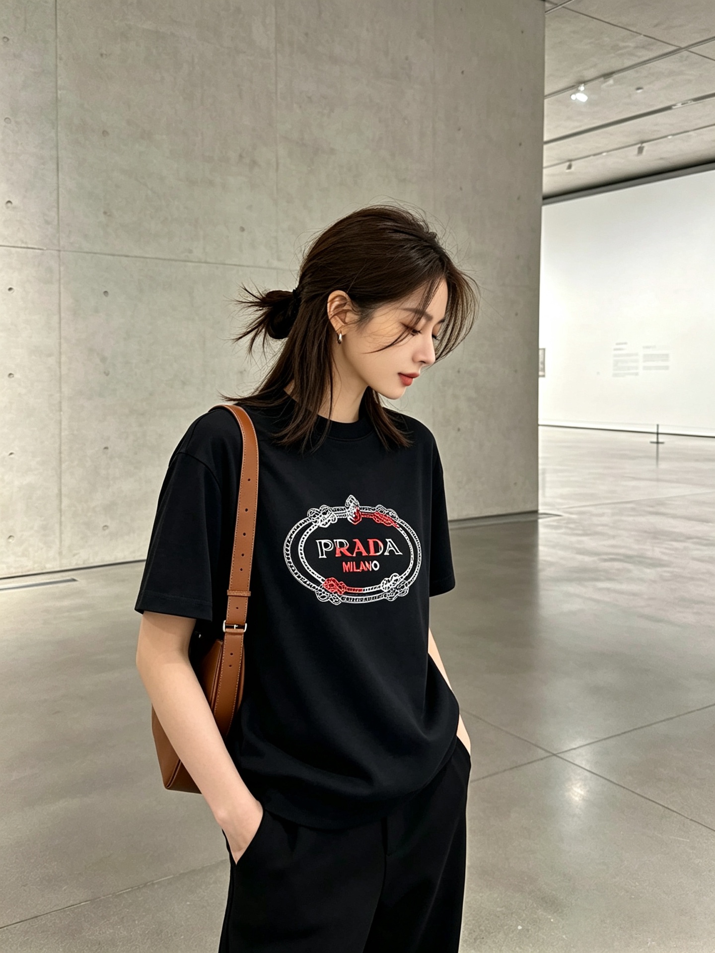 PRADA普拉达 2026新款短袖T恤！男女同款！走秀图案时尚休闲短袖T恤衫！设计logo设计！极具设计精选客供面料，手