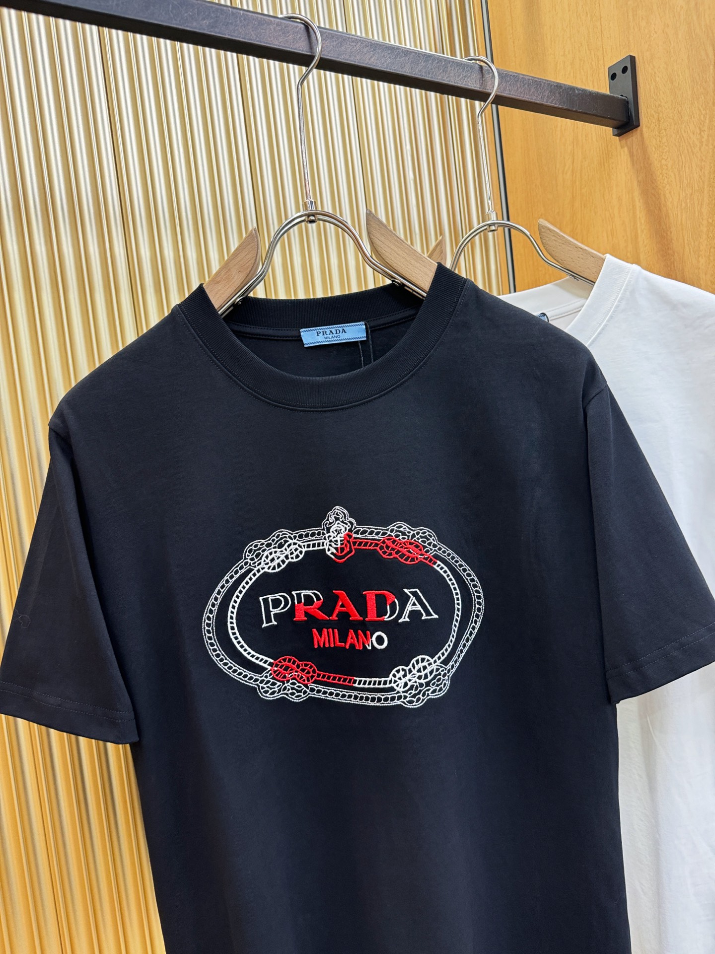 PRADA普拉达 2026新款短袖T恤！男女同款！走秀图案时尚休闲短袖T恤衫！设计logo设计！极具设计精选客供面料，手
