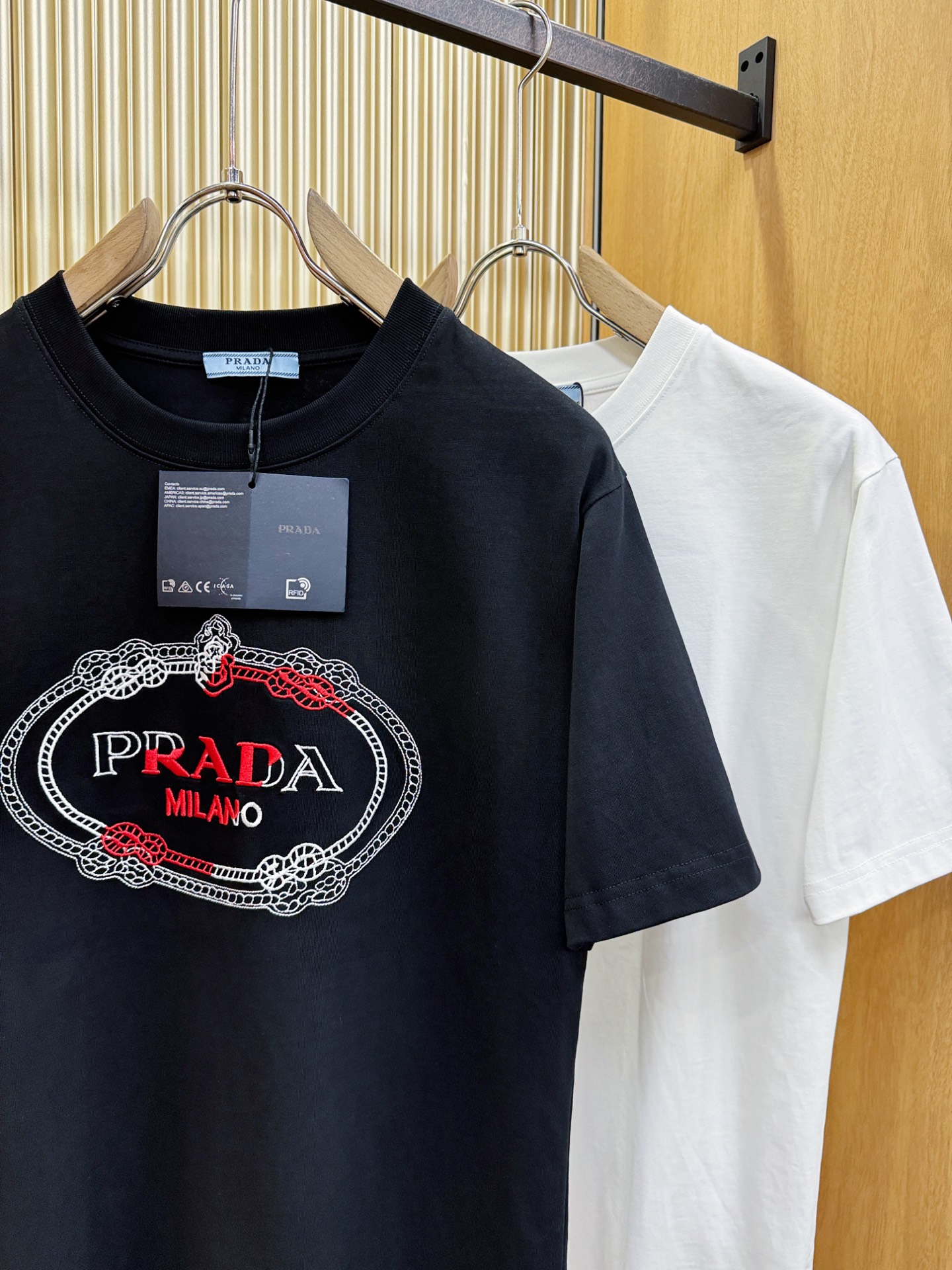 PRADA普拉达 2026新款短袖T恤！男女同款！走秀图案时尚休闲短袖T恤衫！设计logo设计！极具设计精选客供面料，手