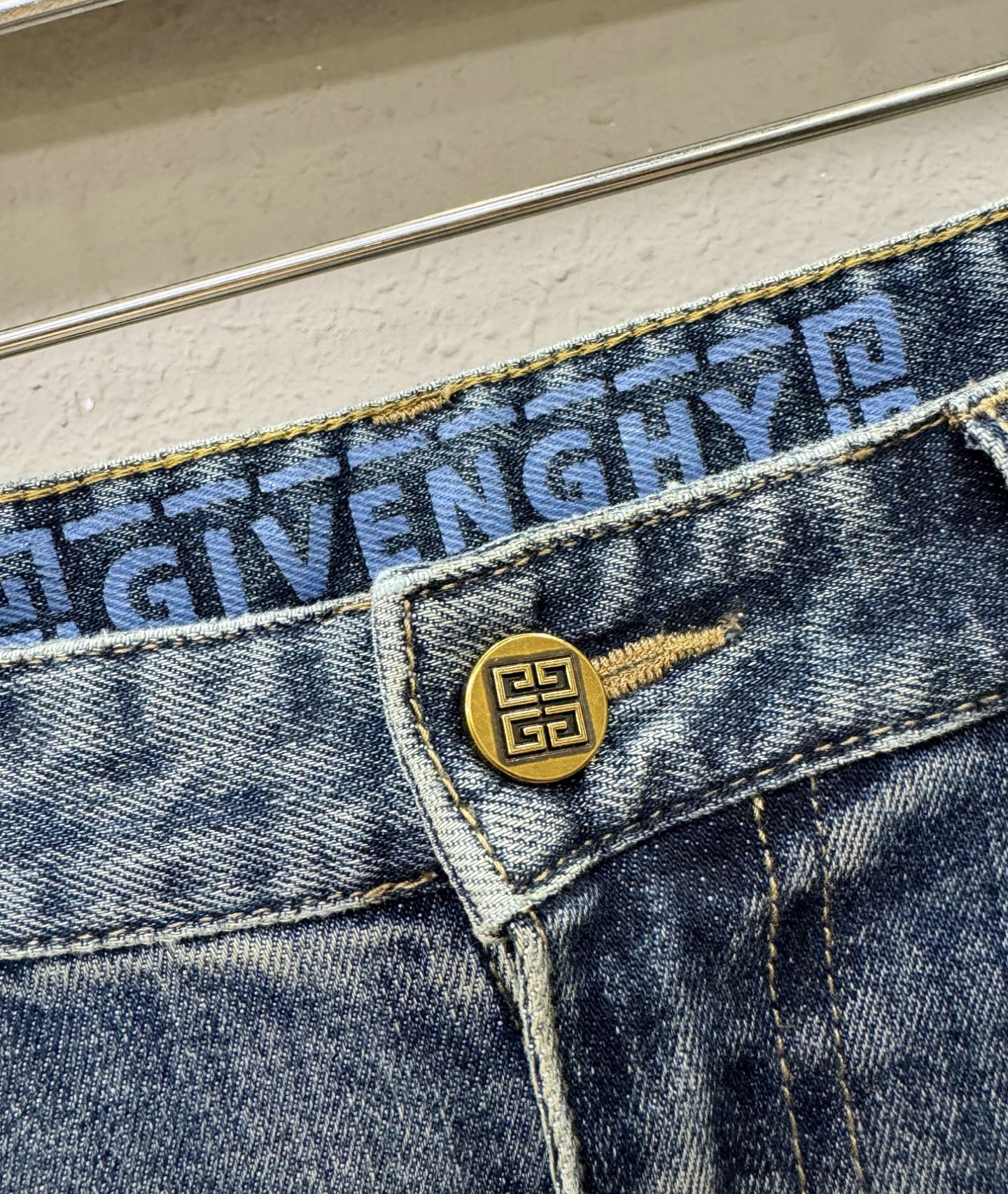 Givenchy 纪梵希 专柜新品，原版牛仔裤 原版重工打造，品牌经典LOGO设计，三标齐全！原版五金辅料。专柜定制牛仔