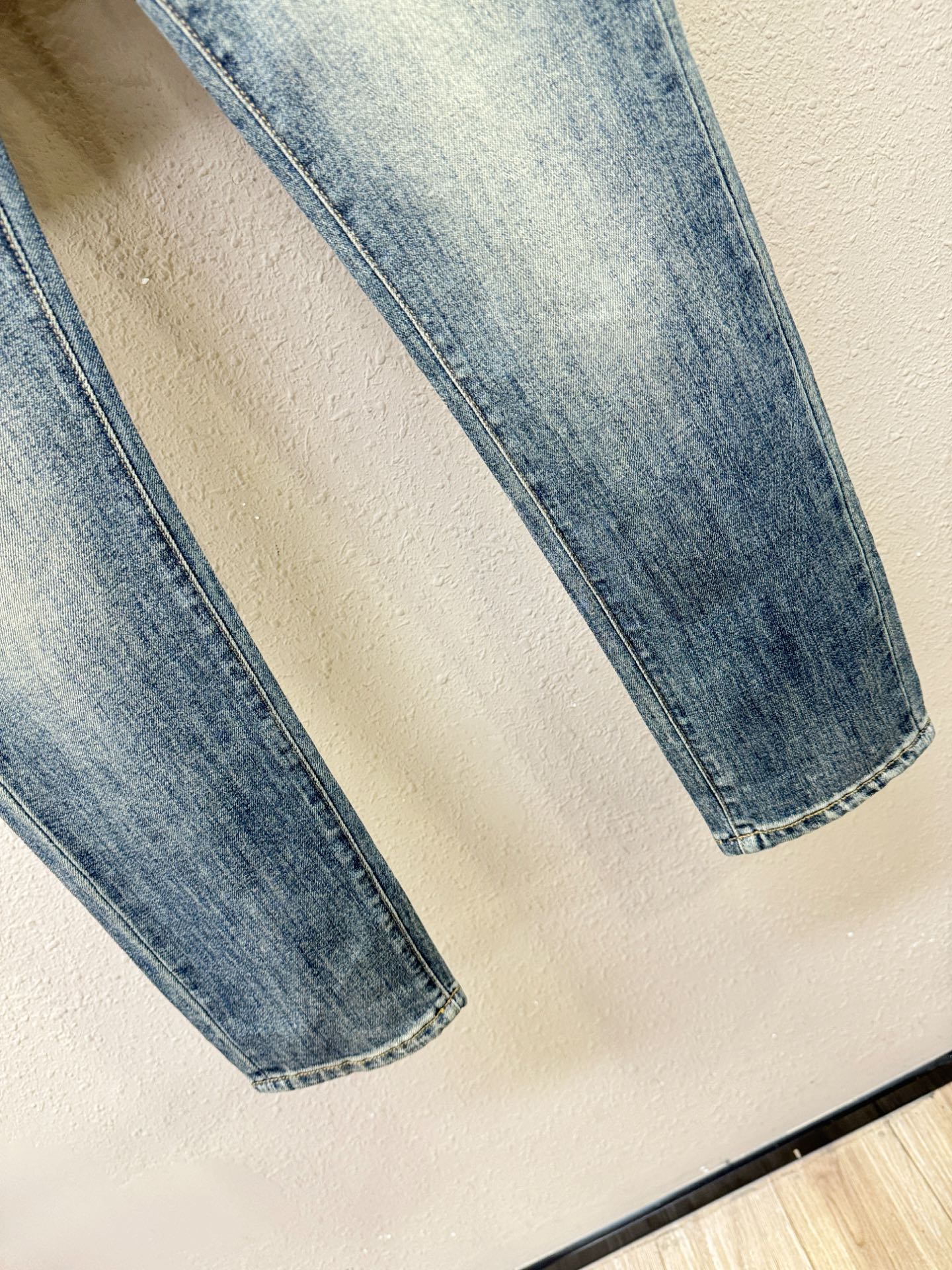Givenchy 纪梵希 专柜新品，原版牛仔裤 原版重工打造，品牌经典LOGO设计，三标齐全！原版五金辅料。专柜定制牛仔